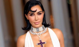 Kim Kardashian luce por primera vez en público el famoso collar de cruz con diamantes de la princesa Diana