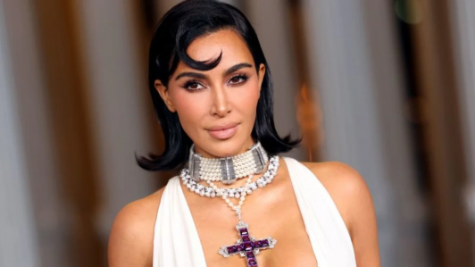 Kim Kardashian luce por primera vez en público el famoso collar de cruz con diamantes de la princesa Diana