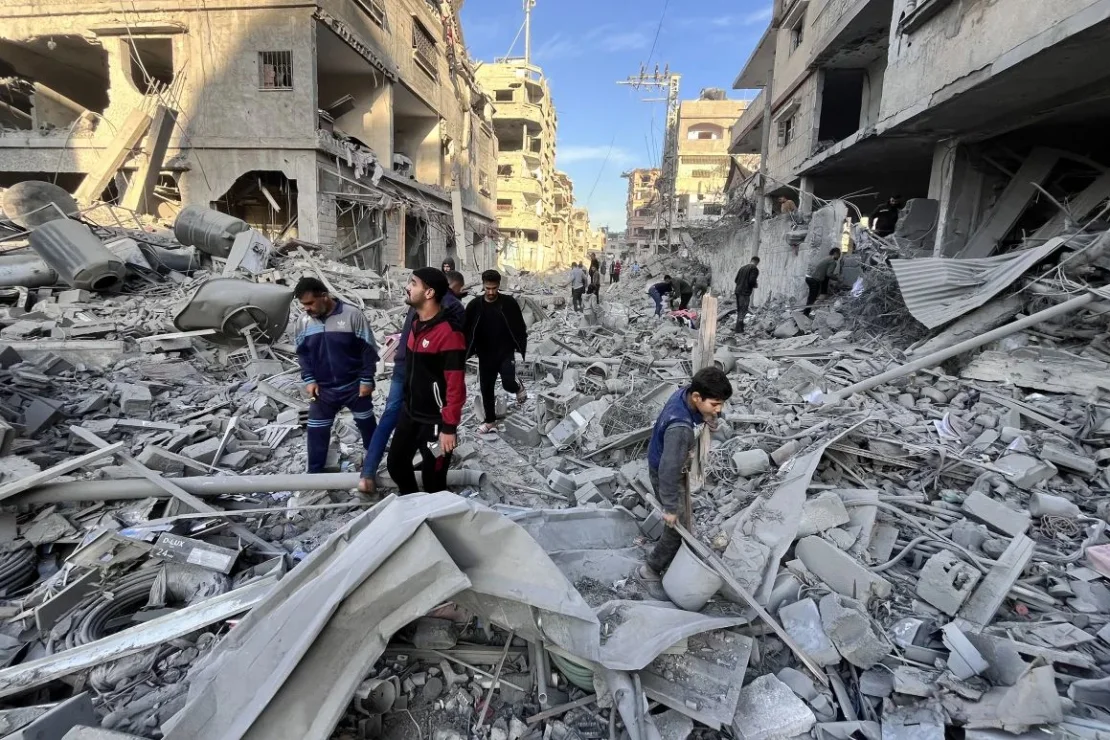 Las personas revisan los escombros de un edificio impactado en un ataque israelí nocturno en Beit Lahya, en el norte de la Franja de Gaza, el 17 de noviembre de 2024. Crédito: AFP/Getty Images