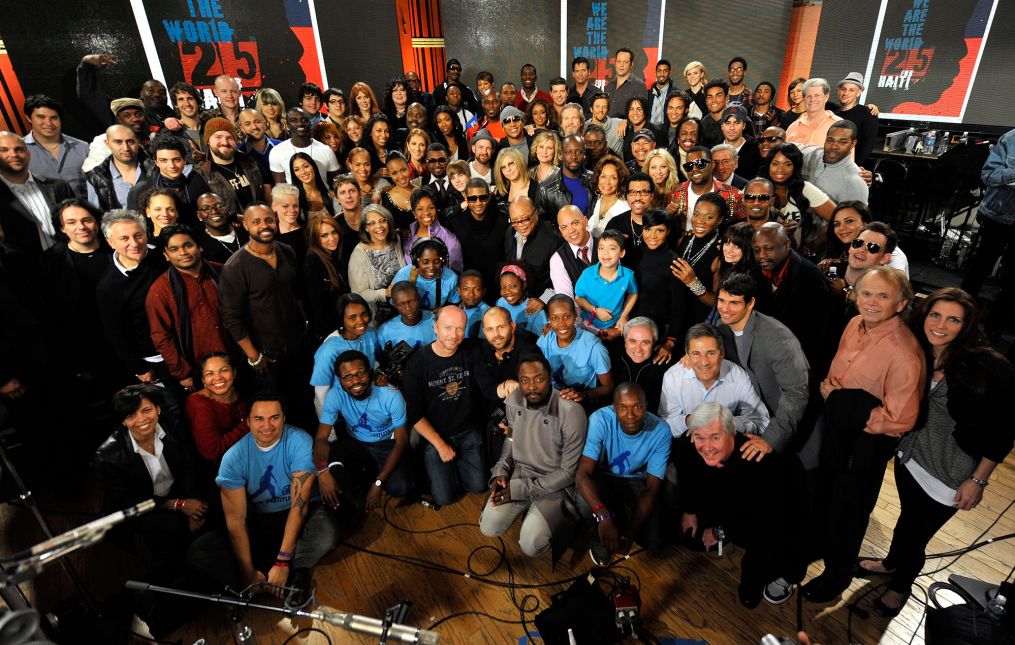 Cantantes y productores de "We Are The World 25 Years for Haiti" posan para una foto de grupo tras la sesión de grabación celebrada en los estudios Jim Henson el 1 de febrero de 2010 en Hollywood, California. Kevin Mazur/WireImage/Getty Images vía CNN Newsource