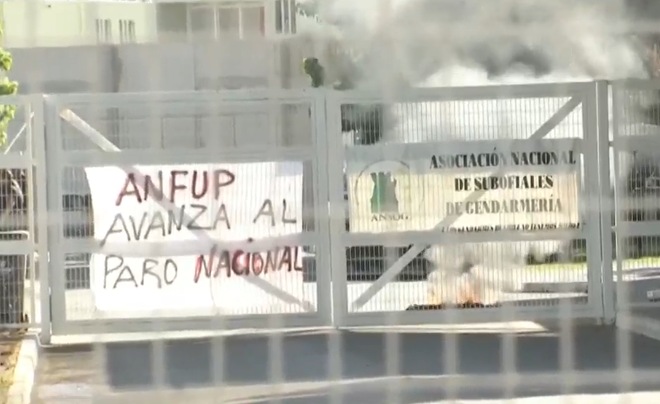 Gendarmes de cárcel de Rancagua prendieron barricadas en el frontis/Captura