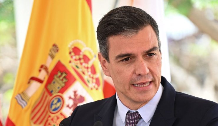 Tras ataque con barro en Valencia: Pedro Sánchez dice que no se desviará de  salvar vidas tras inundaciones en España