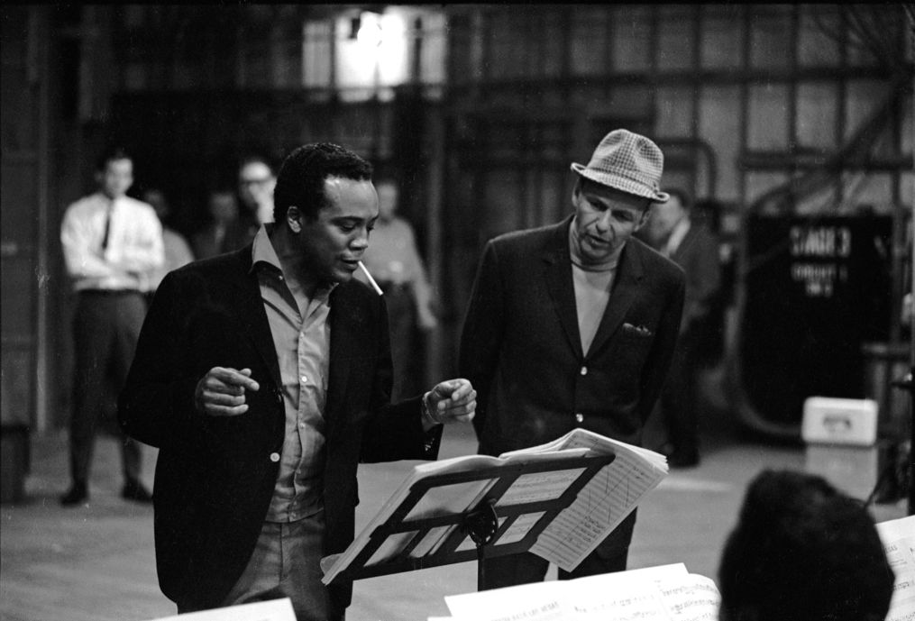 El músico de jazz, arreglista y compositor estadounidense Quincy Jones (izquierda) trabaja con el cantante y actor Frank Sinatra en un plató, 1964.. John Dominis/The LIFE Picture Co/Shutterstock vía CNN Newsource