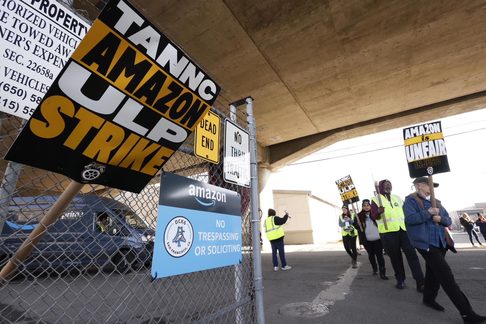 Los trabajadores de Amazon se unieron a una huelga nacional liderada por el sindicato Teamsters en un almacén de Amazon en San Francisco, California, EE.UU., el 19 de diciembre de 2024. Los trabajadores de San Francisco se unen a otros siete lugares en importantes centros de entrega alrededor de las ciudades de Nueva York, Atlanta, Chicago y Los Ángeles, exigiendo el reconocimiento del sindicato y la mejora de las condiciones de trabajo. (Nueva York) EFE/EPA/JOHN G. MABANGLO