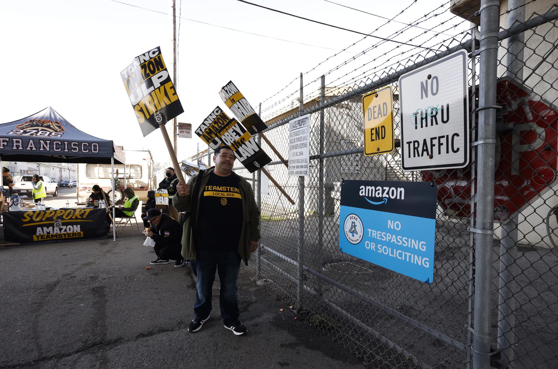 Los trabajadores de Amazon se unieron a una huelga nacional liderada por el sindicato Teamsters en un almacén de Amazon en San Francisco, California, EE.UU., el 19 de diciembre de 2024. Los trabajadores de San Francisco se unen a otros siete lugares en importantes centros de entrega alrededor de las ciudades de Nueva York, Atlanta, Chicago y Los Ángeles, exigiendo el reconocimiento del sindicato y la mejora de las condiciones de trabajo. (Nueva York) EFE/EPA/JOHN G. MABANGLO