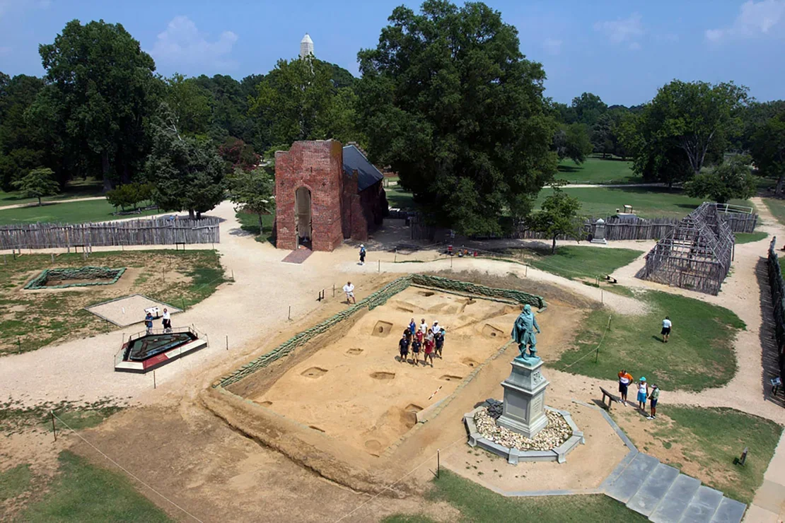 Los análisis de ADN de los restos humanos hallados en el emplazamiento de una iglesia construida en 1608 en el asentamiento colonial de Jamestown, Virginia, sugieren que los hombres son parientes del primer gobernador de la colonia, Thomas West. Fundación para el Redescubrimiento de Jamestown (Preservación de Virginia)