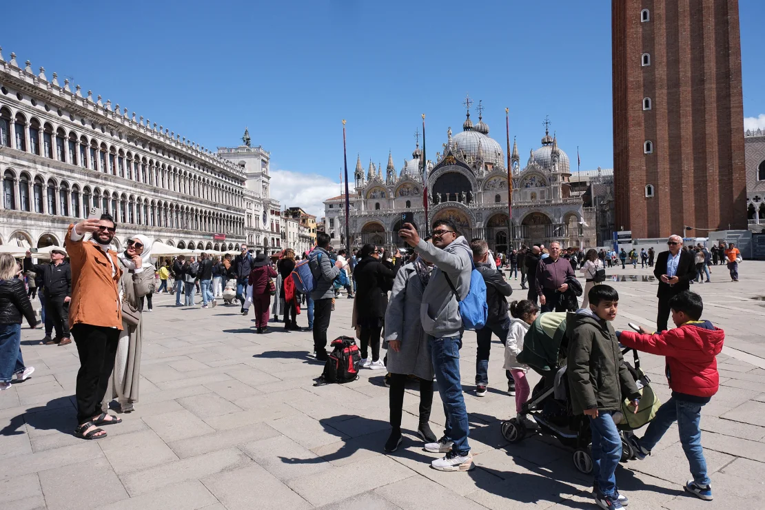 Los turistas quedan tan impresionados por la belleza de Venecia que a menudo se olvidan de prestar atención a lo que los rodea. Manuel Silvestri/Reuters