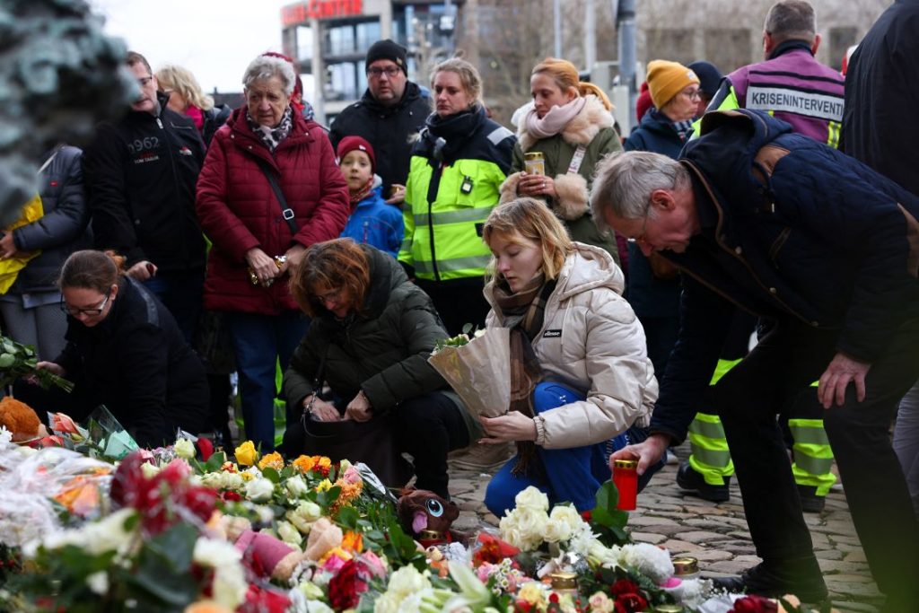 Gente deja velas y flores el sábado cerca del mercado navideño de Magdeburgo, Alemania, donde una persona arrolló a una multitud, matando al menos a cinco personas e hiriendo a más de 200. Christian Mang/Reuters vía CNN Newsource