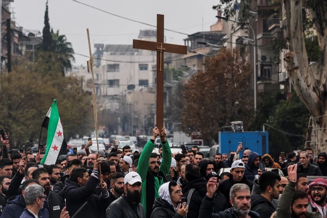 La gente asiste a una protesta contra la quema del árbol de Navidad en Hama, en Damasco, Siria, el 24 de diciembre de 2024. Amr Abdallah Dalsh/Reuters