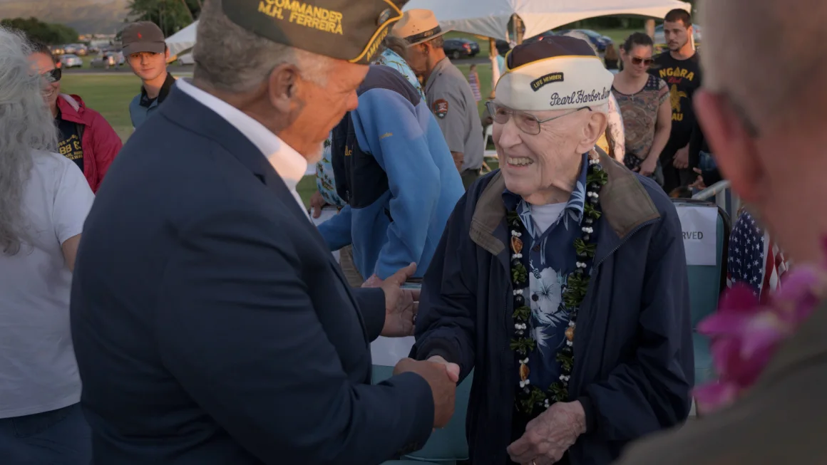 Warren Upton, sobreviviente del USS Utah, visto en una ceremonia en Pearl Harbor en diciembre de 2019, murió el miércoles, según una organización de veteranos. Especialista en comunicación de masas de segunda clase Allen Michael Amani/Marina de los EE. UU.