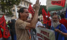 Protestan contra Donald Trump frente a la Embajada de Estados Unidos en Panamá por sus declaraciones sobre el Canal