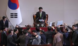 Parlamento de Corea del Sur vota para destituir al presidente interino Han Duck-soo