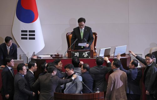 Parlamento de Corea del Sur vota para destituir al presidente interino Han Duck-soo