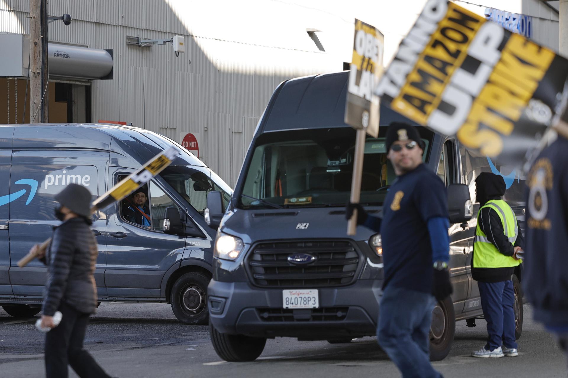 Los trabajadores de Amazon se unieron a una huelga nacional liderada por el sindicato Teamsters en un almacén de Amazon en San Francisco, California, EE.UU., el 19 de diciembre de 2024. Los trabajadores de San Francisco se unen a otros siete lugares en importantes centros de entrega alrededor de las ciudades de Nueva York, Atlanta, Chicago y Los Ángeles, exigiendo el reconocimiento del sindicato y la mejora de las condiciones de trabajo. (Nueva York) EFE/EPA/JOHN G. MABANGLO