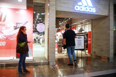 Black Friday: Sernac ofició a Adidas tras recibir más de 700 reclamos en dos días por cancelaciones unilaterales de compras