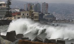 Autoridades informan cierre de Avenida Perú en Viña del Mar por marejadas anormales