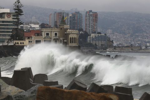 Autoridades informan cierre de Avenida Perú en Viña del Mar por marejadas anormales