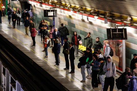 Metro adelantará 30 minutos su horario de apertura los domingos y festivos: ¿Cuándo empieza la nueva medida?