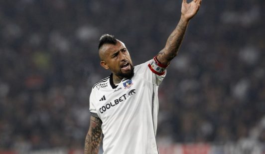 "Hubiese sido muy lindo tenerlo acá con nosotros": Vidal revela que habló con Bravo para que volviera a Colo Colo