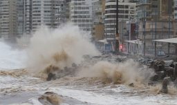 Marejadas generan caos en la costa: Senapred mantiene alerta entre regiones de Arica y Parinacota y Biobío