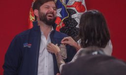 Ministra Vallejo felicita a Gabriel Boric por su futura paternidad y le regala un par de calcetines para "puntito"