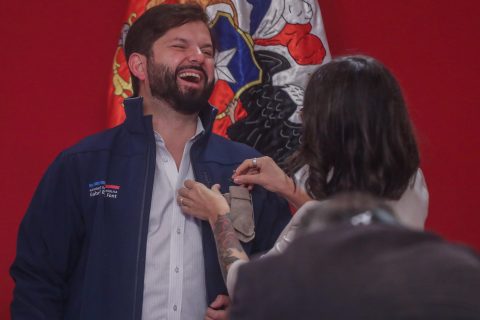 Ministra Vallejo felicita a Gabriel Boric por su futura paternidad y le regala un par de calcetines para 'puntito'