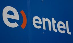 Sernac insta a Entel a que "restituya cobros" a clientes por alza unilateral de tarifas de planes telefónicos y TV paga