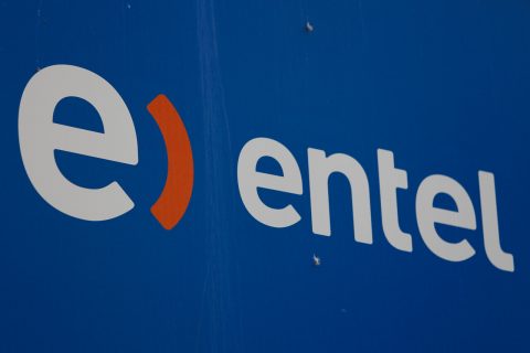 Sernac insta a Entel a que "restituya cobros" a clientes por alza unilateral de tarifas de planes telefónicos y TV paga