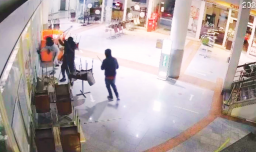 Dos heridos y tres detenidos deja robo a strip center de Huechuraba: Carabinero fue atropellado