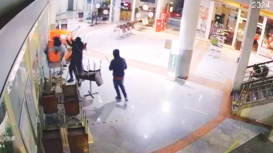 Dos heridos y tres detenidos deja robo a strip center de Huechuraba: Carabinero fue atropellado