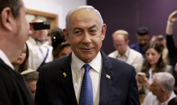 Netanyahu arremete contra los medios de comunicación al testificar por primera vez en su juicio por corrupción