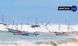 Fuerte oleaje en el norte de Perú arrastra decenas de barcos y causa inundaciones