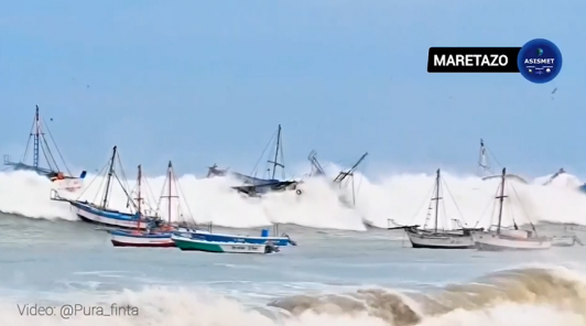 Fuerte oleaje en el norte de Perú arrastra decenas de barcos y causa inundaciones