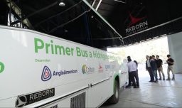 Primer bus a hidrógeno hecho en Chile: Tiene capacidad para 24 pasajeros y velocidad máxima de 90 km/h