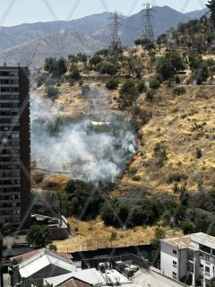 Combaten incendio en ladera del cerro San Cristóbal: Siniestro amenaza casas