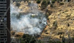 Combaten incendio en ladera del cerro San Cristóbal: Siniestro amenaza casas