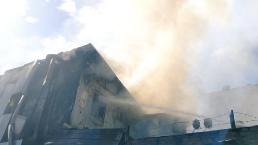 Bomberos combaten incendio en Santiago: Peligro de derrumbe en una vivienda