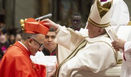 Fernando Chomalí se convirtió en el noveno cardenal de Chile: Fue investido por el papa Francisco junto a otros 20 religiosos