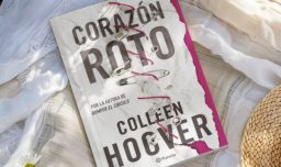 Entre secretos y expectativas de un "Corazón Roto": La novela de Colleen Hoover que hace eco de la adolescencia, honor y mérito