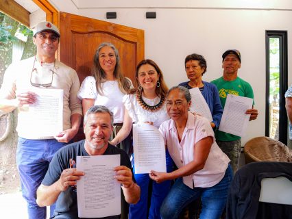 Gobierno firma acuerdo que reconoce a la familia Roe como propietarios legítimos de terrenos del Aeropuerto Mataveri en Rapa Nui