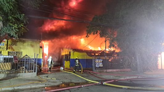 Voraz incendio afectó a bodegas textiles en Estación Central