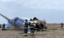 Avión con 67 personas se estrella en Kazajistán: Accidente habría sido causado por choque con un ave