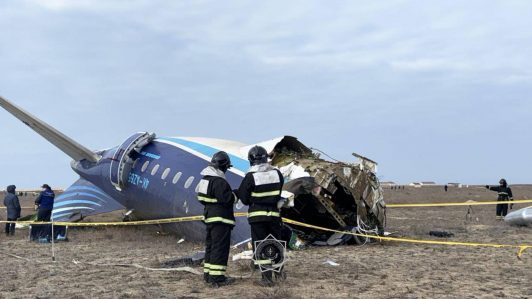 Avión con 67 personas se estrella en Kazajistán: Accidente habría sido causado por choque con un ave