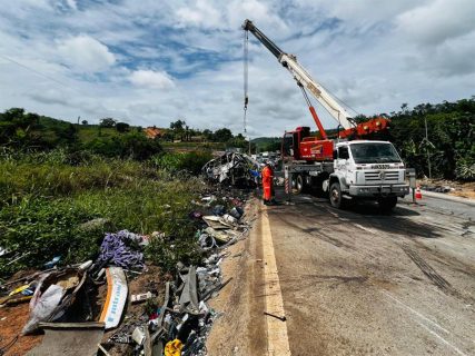 Al menos 22 personas murieron en un accidente de autobús en Brasil: Vehículo se incendió tras chocar contra camión