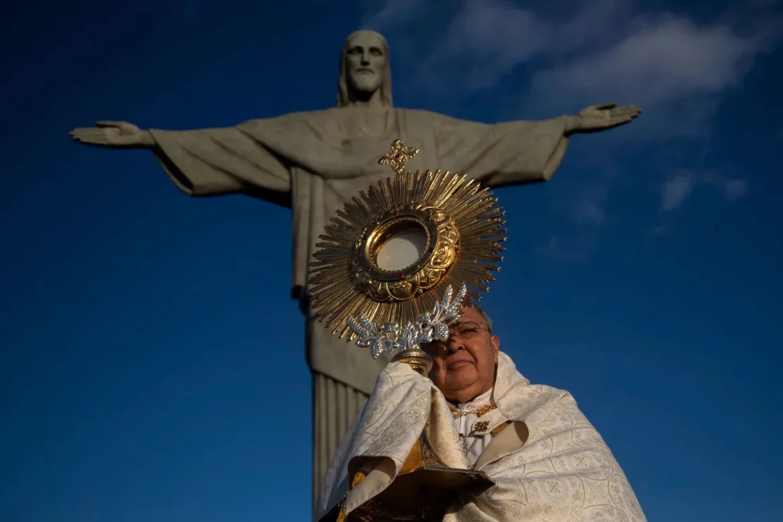 El arzobispo de Río de Janeiro, Orani Tempesta, dirige una misa católica en la estatua del Cristo Redentor en Río de Janeiro el 30 de mayo. Bruna Prado/AP