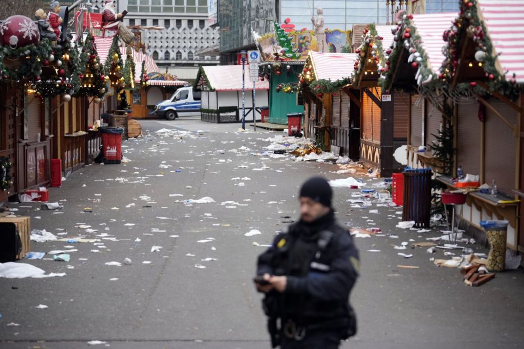 Un agente de policía junto al mercado navideño acordonado en Magdeburgo el sábado, un día después del atentado con coche bomba. Ebrahim Noroozi/AP vía CNN Newsource