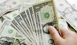 Dólar sigue en torno a los mil pesos