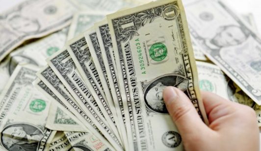 Dólar sigue en torno a los mil pesos