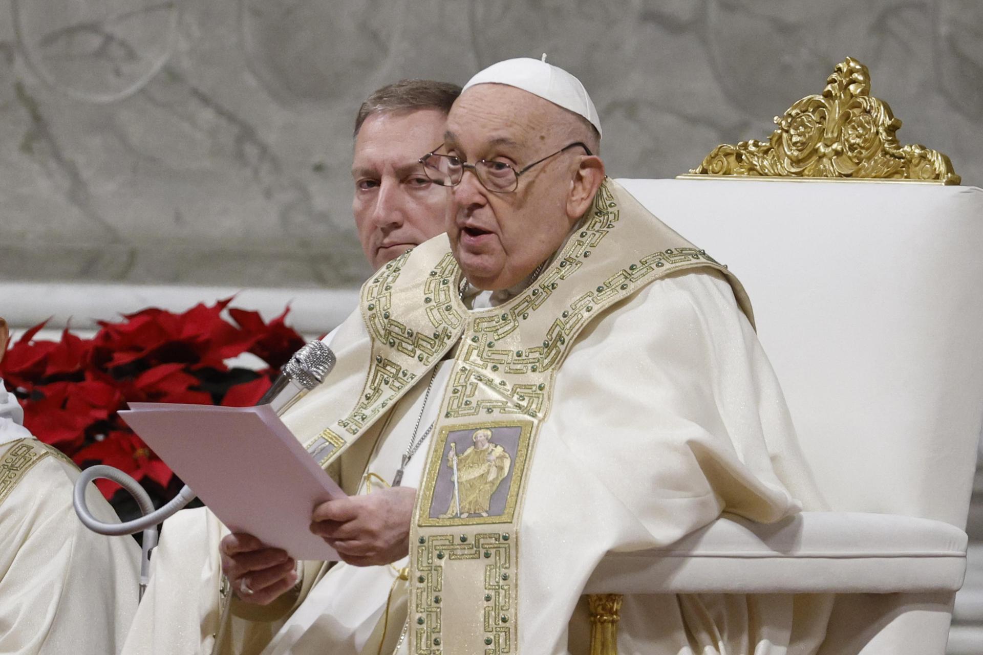 Ciudad del Vaticano, 24/12/2024.- El Papa Francisco lee un pasaje de la homilía durante la Misa del Gallo en la Basílica de San Pedro tras inaugurar oficialmente el Jubileo del año 2025. EFE/EPA/FABIO FRUSTACI