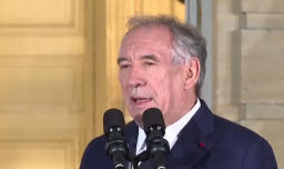 Centrista François Bayrou es nombrado primer ministro de Francia